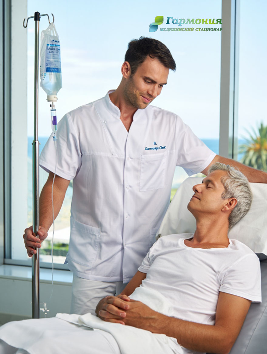 Врач и пациент с капельницей