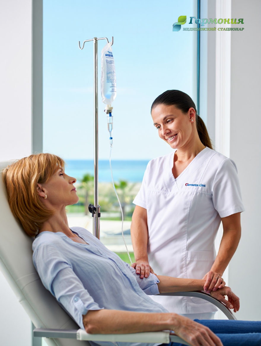 Врач и пациент с капельницей на фоне берега Гагры