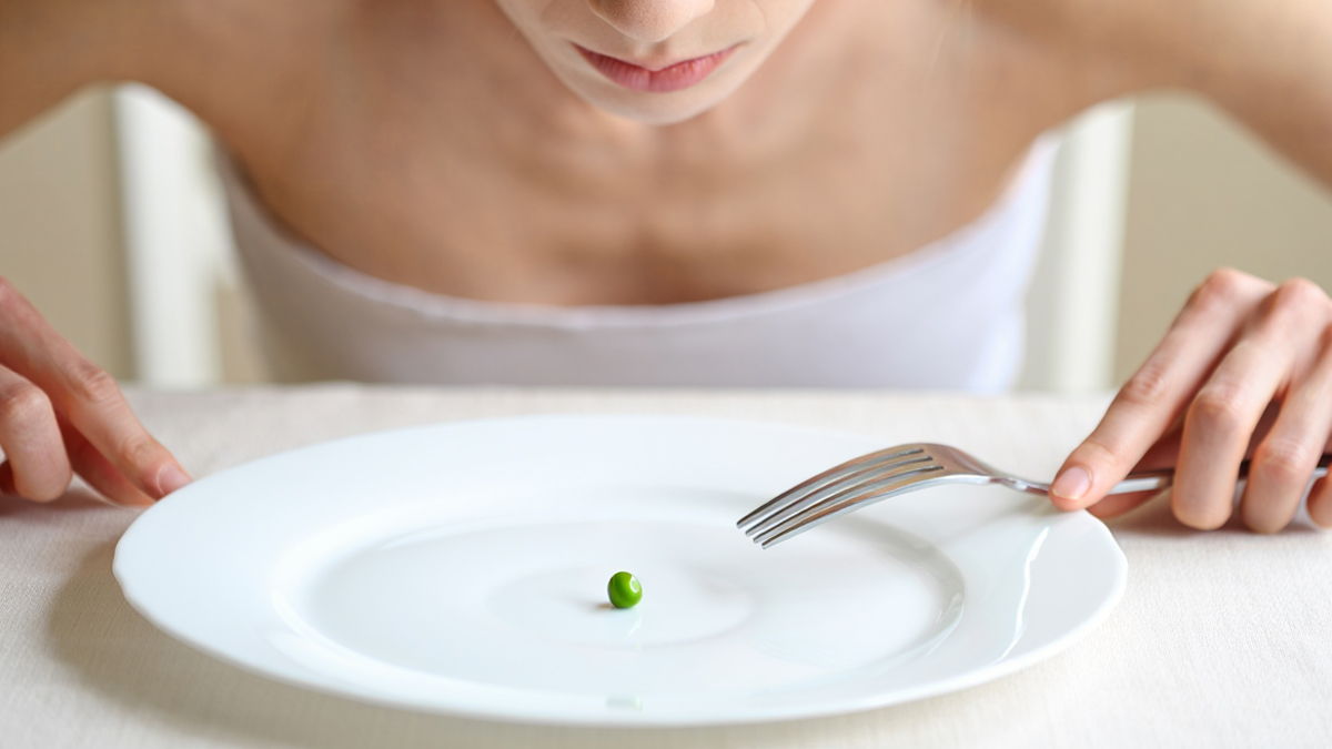 Девушка за столом