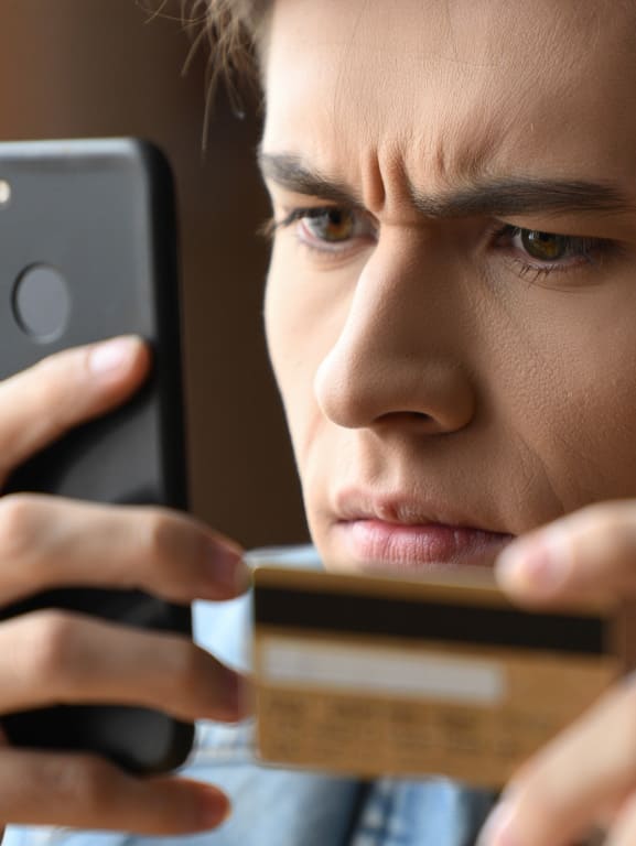 Мужчина с кредитной картой и смартфоном