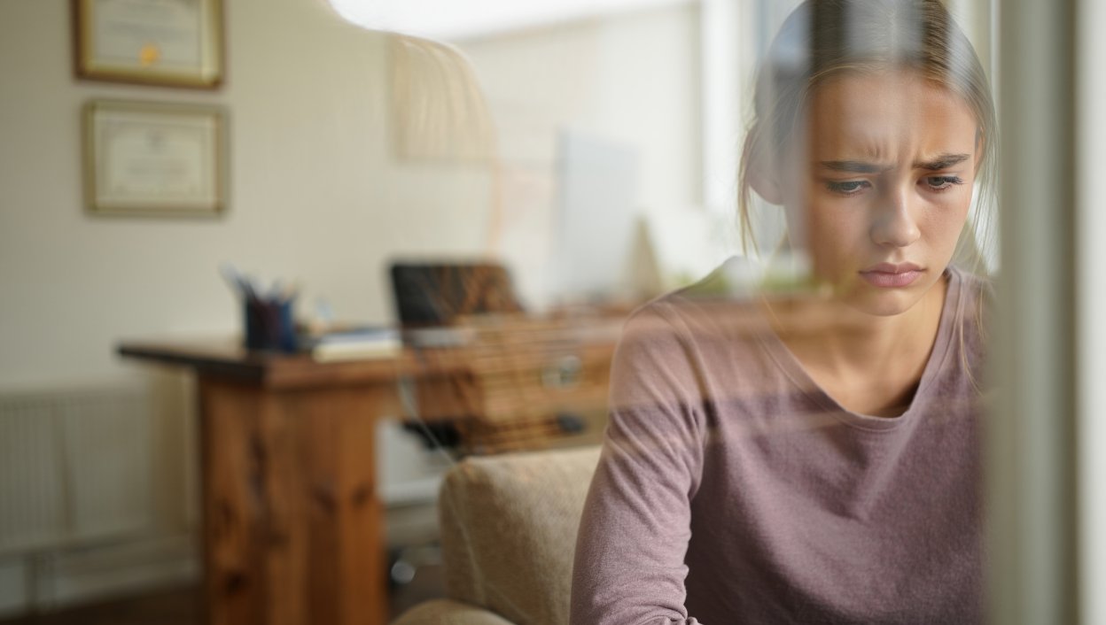 Девушка смотрит в окно